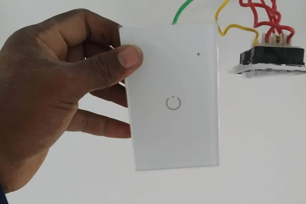 Eletricista da LB atendendo um chamado