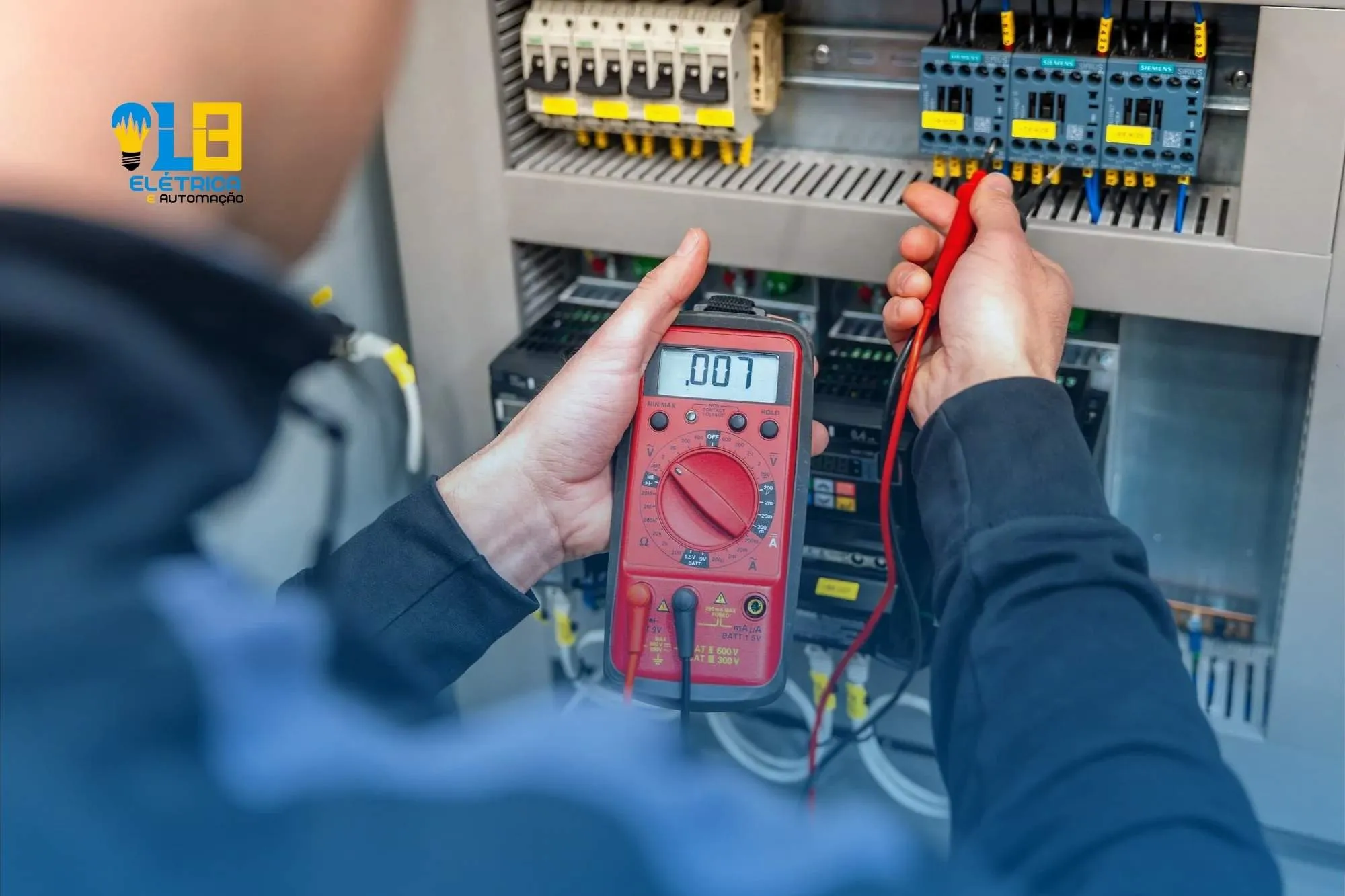 Instalação elétrica residencial em quadro de distribuição