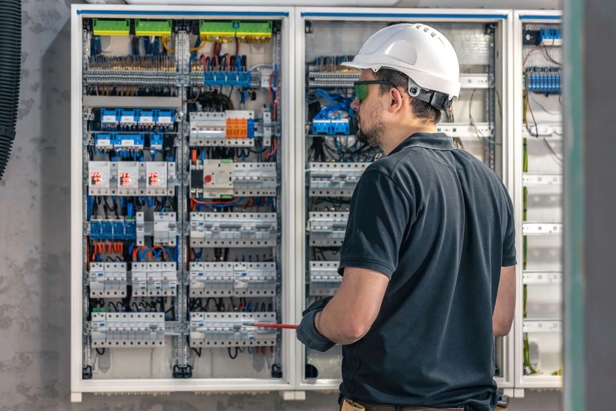 Técnico da LB trabalhando no quadro elétrico de disjuntores de uma residência